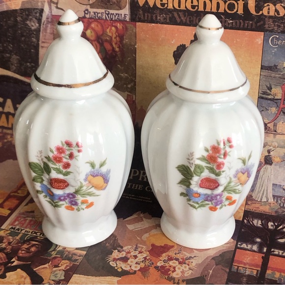 Vintage MCM 5 Inch Swirled Porcelain Floral Ginger Jars with Lids Set of 2 - Picture 1 of 7